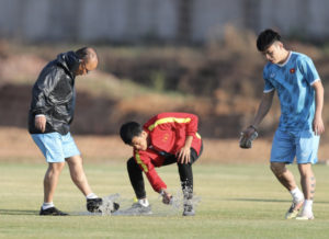 thay-park-va-tro-ly-gap-su-co-bat-ngo-tren-san-tap-o-lao