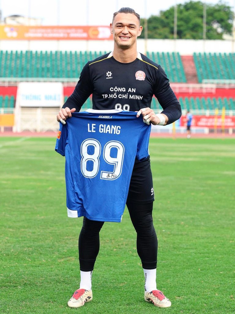 Vừa nhận quốc tịch Việt Nam, Patrik Lê Giang có hành động ấm lòng